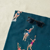 クール泳ぐ人の航空写真 ビーチタオル (インサイチュ)