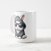 クール白うさぎフード付きスウェットシャツとサングラス コーヒーマグカップ (正面左)