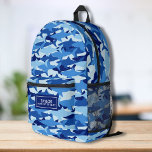 クール迷彩柄シャークのパタパーソナライズされたーン名文字 プリントバックパック<br><div class="desc">青いすごいカモフラージュのシャーク柄と名前をカスタムするを搭載したおもしろいバックパック。電話番号、チーム名、ことわざなどの文字の追加ボーナス行を追加または削除。本、コンピュータ、スポーツギアなどに十分な広さ – または旅行やスリープバーバッグとしても使用する。カラフルクールは、非常に機能的な – 勝ち、勝つ。</div>