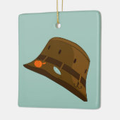 クール魚釣り帽子と魚の背中のオーナメント セラミックオーナメント (左)