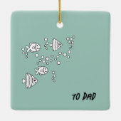 クール魚釣り帽子と魚の背中のオーナメント セラミックオーナメント (裏面)