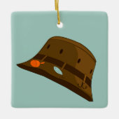 クール魚釣り帽子と魚の背中のオーナメント セラミックオーナメント (正面)