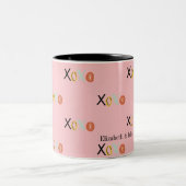 クール「カラフルXOXO」ハートバレンタインデー ツートーンマグカップ (中央)