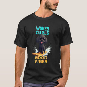 クール ブラック プードル サーフィン 犬 Tシャツ