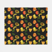 グアカモールとトルティーヤチップの繰り返しパターン フリースブランケット (正面(横))