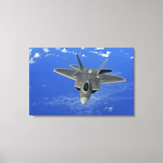 グアム近郊の飛行中の米国空軍F-22ラプター キャンバスプリント (正面)