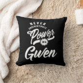 グウェンパーソナライズされたネーム誕生日ギフト クッション (ブランケット)