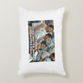 グエン、グエン、グエンの枕 アクセントクッション (正面(垂直))