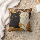 グスタフインスパイアクリムト2匹の猫がベッドに クッション (ブランケット)