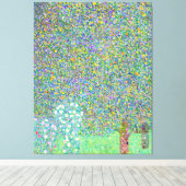 グスタフクリムトの木の下のローズブ絵画シュ キャンバスプリント (インサイチュ (ウッドフロア))