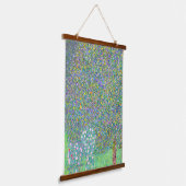 グスタフクリムトの木の下のローズブ絵画シュ 吊り下げ型タペストリー (傾斜あり)