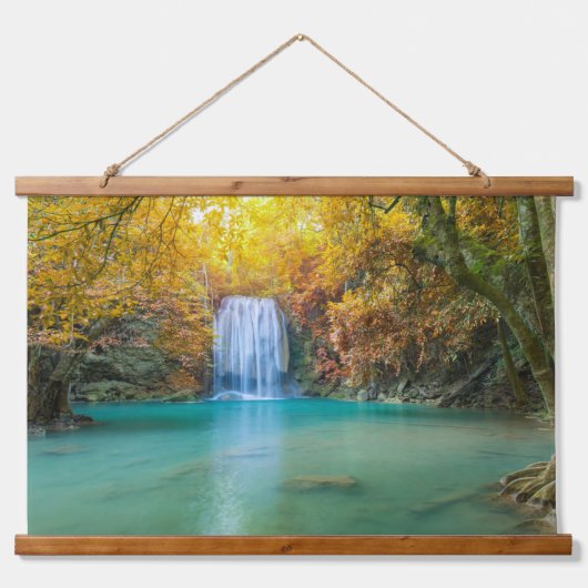 グッシング滝ターコイズウォーターゴールデン秋デイ 吊り下げ型タペストリー (正面)