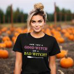 グッドウィッチまたは悪いウィッチ引用文ウーメンズハロウィン Tシャツ<br><div class="desc">女性のグラフィックHalloween Teeシャツデザインは、引用文「あなたは良い魔女か悪い魔女か？」を特徴とするタイポグラフィデザイン白、ピンク、および黄色の緑の色の魔女のブロムスティックアクセントと白、ピンク。</div>