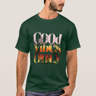 グッドバイブス・オンリー トロピカルサンセット タイポグラフィーデザイン Tシャツ