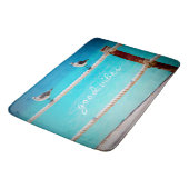 グッドビベス引用文ホワイトシーガルビーチ鳥類写真 バスマット (アングル)