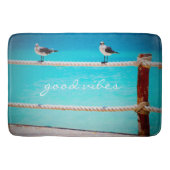 グッドビベス引用文ホワイトシーガルビーチ鳥類写真 バスマット (正面)