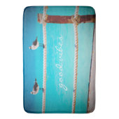 グッドビベス引用文ホワイトシーガルビーチ鳥類写真 バスマット (正面縦)