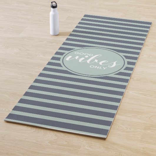 グッドビーズオンリーブルー&グリーンタイポグラフィ引用文 ヨガマット (インサイチュ)