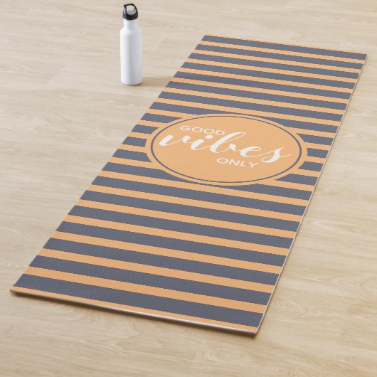 グッドビーブオンリーオレンジ&ブルータイポグラフィ引用文 ヨガマット (インサイチュ)