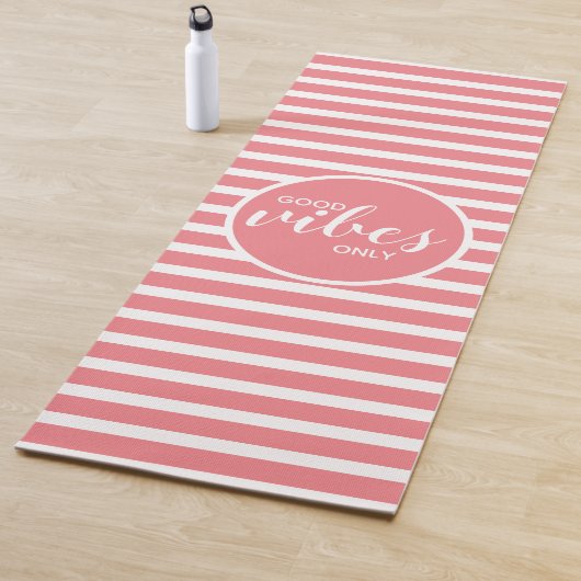 グッドビーブスオンリーコーラルアンドホワイトタイポグラフィ引用文 ヨガマット (インサイチュ)