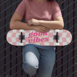 グッドビーブスガーリーパステルピンクホワイト市松模様にパターン スケートボード<br><div class="desc">JessicaAmberによるガーリー別のスケートボード – の注文につカスタムいてメッセージ！このおもしろいスケートボードはパステルピンクと白のチェッカーボードデザインを備えている。パターンには波状の歪みがあり、与えおもしろいと若々しい雰囲気。真ん中のスローガンは、落ち込んだ影を持つ中古のレトロなフォントで「良い雰囲気」と言っている。デンマークのパステル素晴らしインテリアデザインスタイルにフィット。娘素晴らし様への10代の贈り物。・・・ Y2Kのギアについては、お店Zazzle.com/JessicaAmberArtistをご覧ください</div>