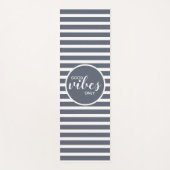 グッドモダンビベスオンリーブルースタイリッシュタイポグラフィ ヨガマット (正面)