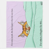 グッドモーニング大虐殺おもしろい猫 フリースブランケット (正面)