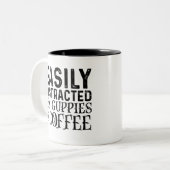 グッピーやコーヒーに気を取られる ツートーンマグカップ (正面左)