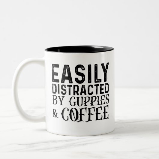 グッピーやコーヒーに気を取られる ツートーンマグカップ (左)