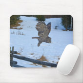 グライディング素晴らしグレイ・フクロウとスノーワイルドライフ・ラプター マウスパッド (マウス)