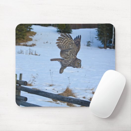 グライディング素晴らしグレイ・フクロウとスノーワイルドライフ・ラプター マウスパッド (マウス)