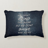 グラインド&シャインスターズやる気を起こさせるインスピレーション アクセントクッション (正面)