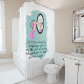 グラスおもしろいシャワーカーテンを見ている老婦人 シャワーカーテン (インサイチュ)