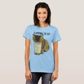 グラスからミルクを飲むキュートなたび猫 Tシャツ (正面フル)