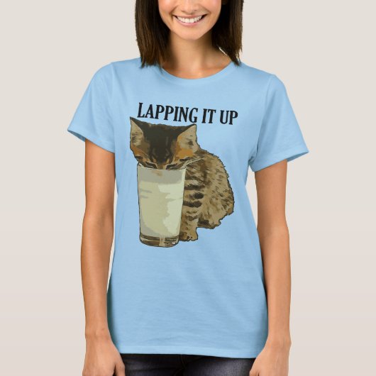 グラスからミルクを飲むキュートなたび猫 Tシャツ (正面)