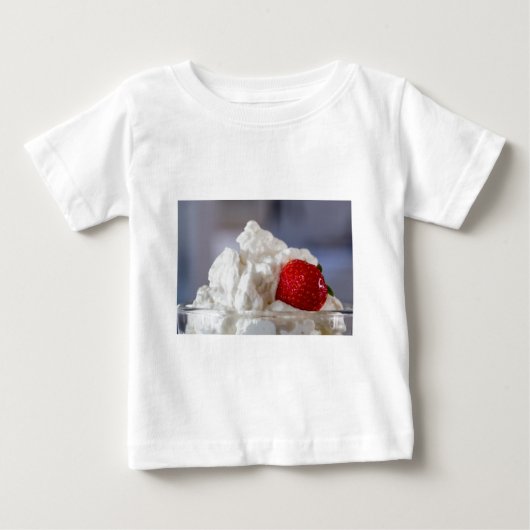 グラスにイチゴを入れたクリーム ベビーTシャツ (正面)