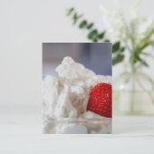 グラスにイチゴを入れたクリーム ポストカード (スタンド正面)