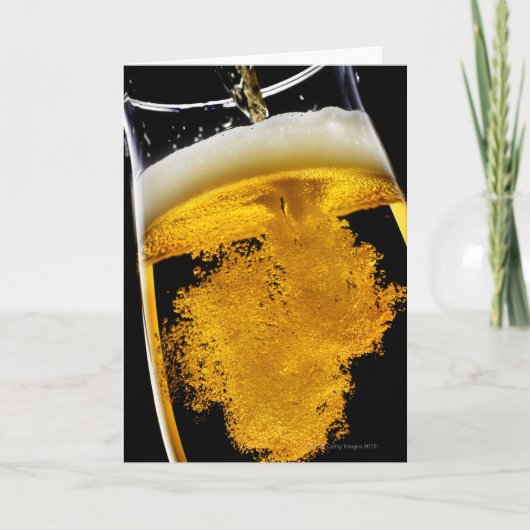グラスにビールを注いだスタジオショット カード (正面)
