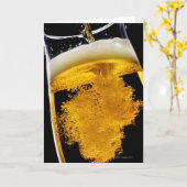 グラスにビールを注いだスタジオショット カード (黄色い花)