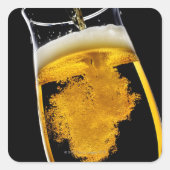 グラスにビールを注いだスタジオショット スクエアシール (正面)