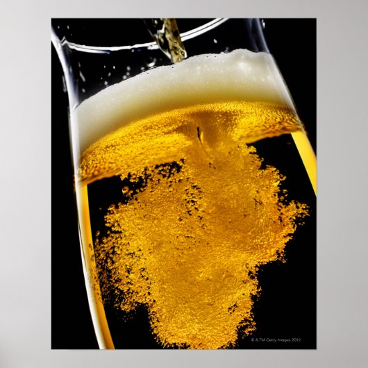 グラスにビールを注いだスタジオショット ポスター (正面)