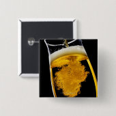 グラスにビールを注いだスタジオショット 缶バッジ (正面&裏面)