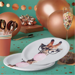 グラスのピンク吹のバブルガムを着たキリン ペーパープレート