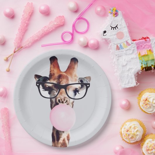 グラスのピンク吹のバブルガムを着たキリン ペーパープレート (パーティー)