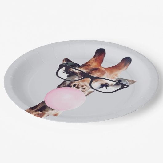 グラスのピンク吹のバブルガムを着たキリン ペーパープレート (アングル)