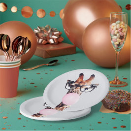 グラスのピンク吹のバブルガムを着たキリン ペーパープレート