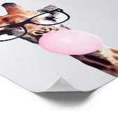 グラスのピンク吹のバブルガムを着たキリン ポスター (角)