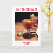 グラスを持ち上げるあなたのおもしろい祝を持つ誕生日 カード (黄色い花)