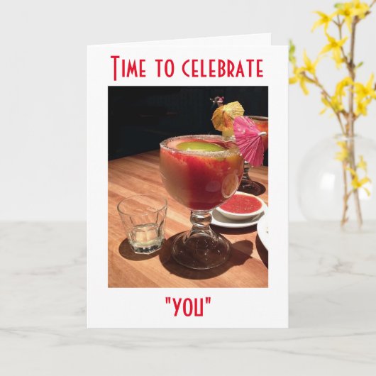 グラスを持ち上げるあなたのおもしろい祝を持つ誕生日 カード (黄色い花)