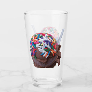 グラスを振りかけるダークチョコレートアイスクリーム タンブラーグラス